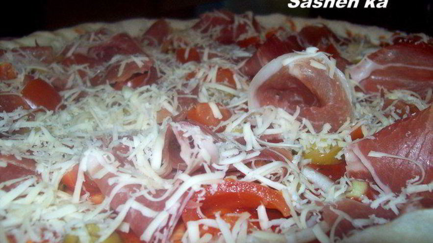 Рецепт пиццы с оливками и хамоном