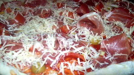 Рецепт пиццы с оливками и хамоном