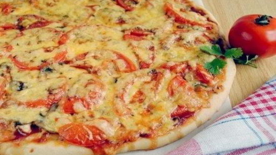 Рецепт пиццы с шампиньонами и куриным фаршем