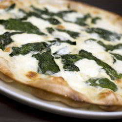 Рецепт Пиццы с шпинатом и моцареллой