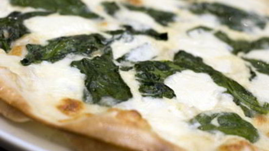 Рецепт пиццы с шпинатом и моцареллой
