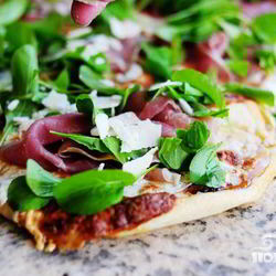 Рецепт Пиццы с ветчиной и аругулой