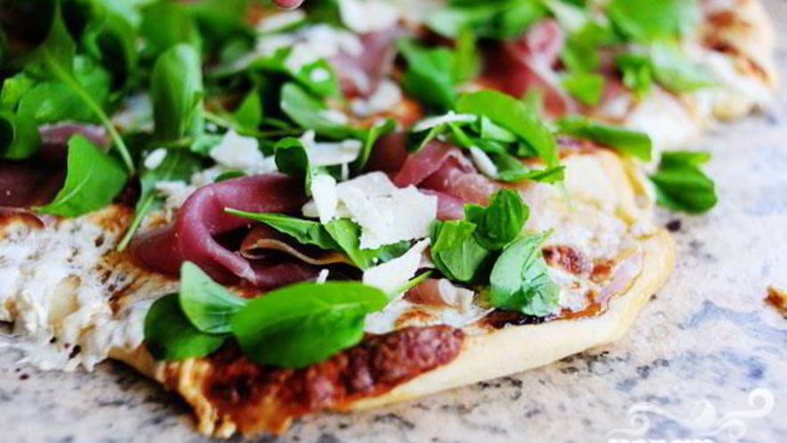 Рецепт пиццы с ветчиной и аругулой
