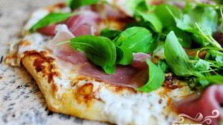 Рецепт пиццы с ветчиной и аругулой