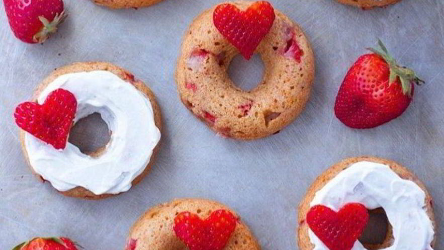 Рецепт клубничных пончиков