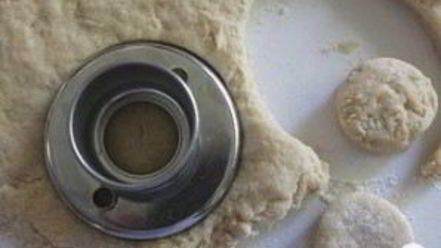 Рецепт пончиков с ванильной глазурью и посыпкой