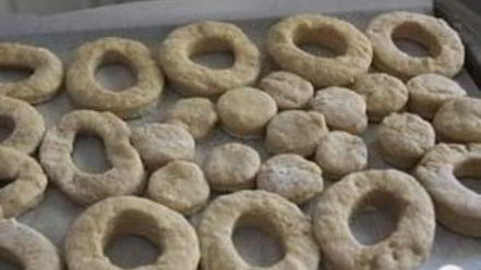 Рецепт пончиков с ванильной глазурью и посыпкой