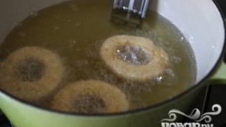 Рецепт пончиков с ванильной глазурью и посыпкой