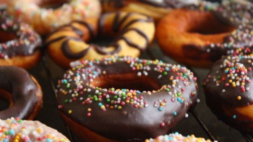 Рецепт пончиков в темном и белом шоколаде