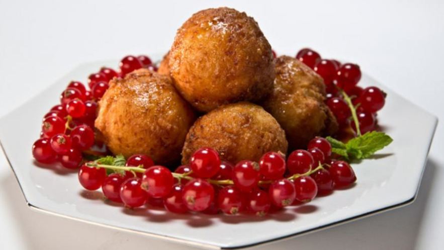 Рецепт творожных пончиков с апельсиновым соусом