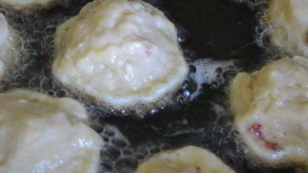 Рецепт творожных пончиков с малиной