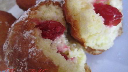 Рецепт творожных пончиков с вишней