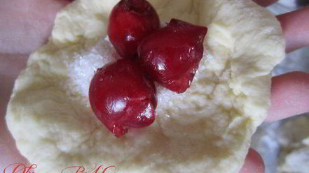 Рецепт творожных пончиков с вишней