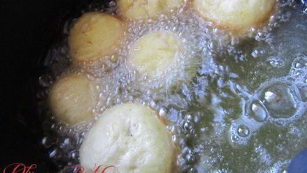 Рецепт творожных пончиков с вишней