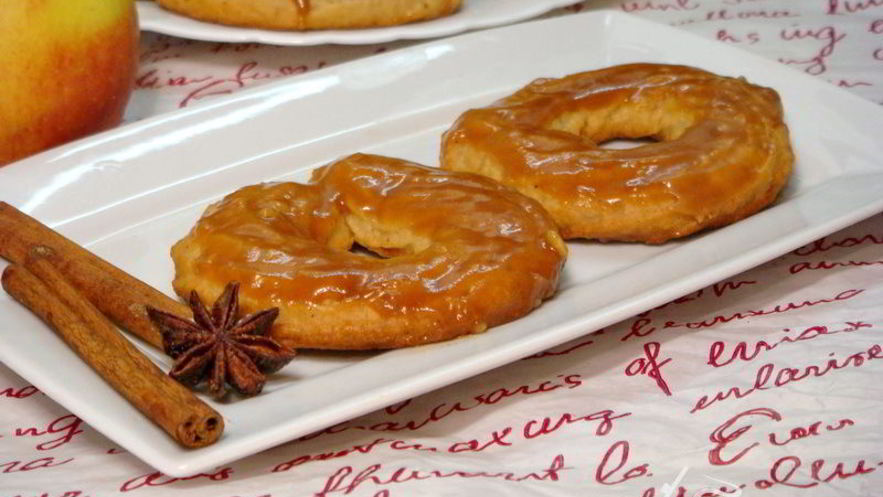 Рецепт яблочных пончиков с карамелью