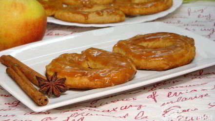 Рецепт яблочных пончиков с карамелью