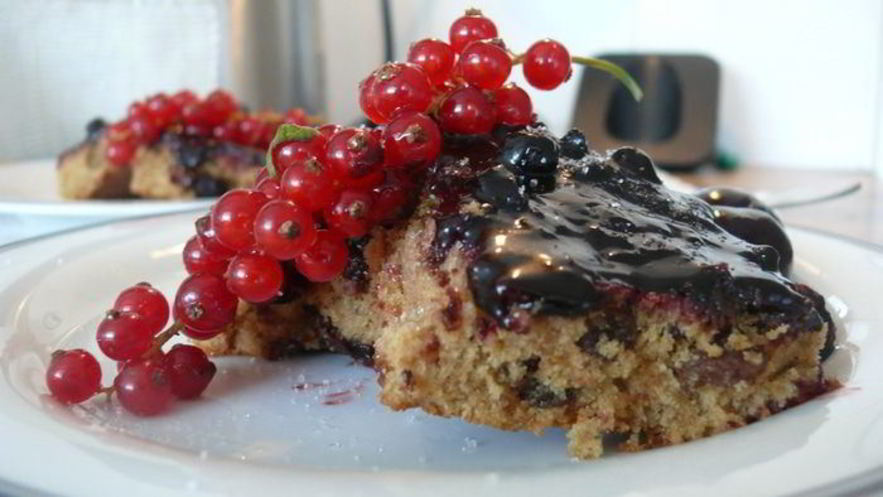 Рецепт черно-смородиновой коврижка под шоколадом