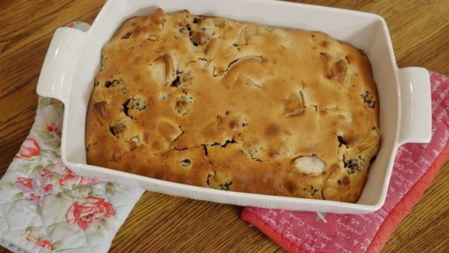 Рецепт хитрой грушевой шарлотки с ежевикой