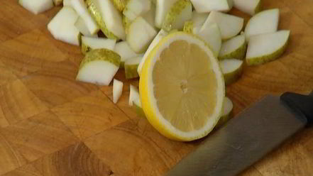 Рецепт хитрой грушевой шарлотки с ежевикой