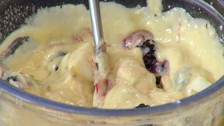 Рецепт хитрой грушевой шарлотки с ежевикой