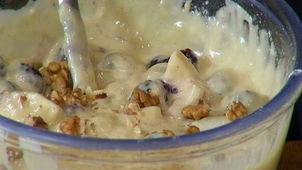 Рецепт хитрой грушевой шарлотки с ежевикой