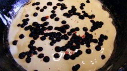 Рецепт шарлотки с черникой