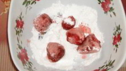 Рецепт шарлотки с клубникой в мультиварке