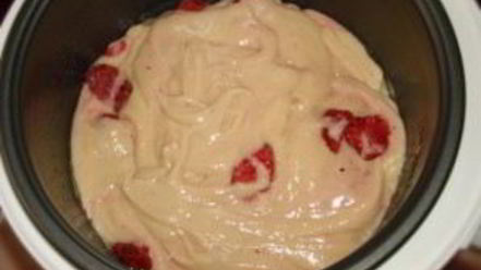Рецепт шарлотки с клубникой в мультиварке