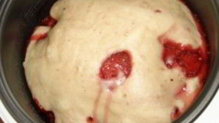 Рецепт шарлотки с клубникой в мультиварке