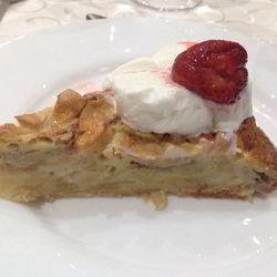 Рецепт Шарлотки с мороженым и клубникой