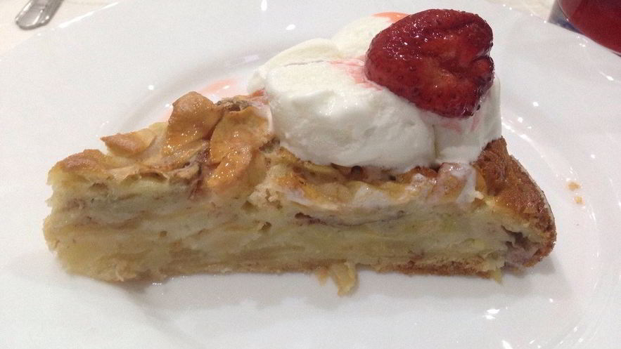 Рецепт шарлотки с мороженым и клубникой