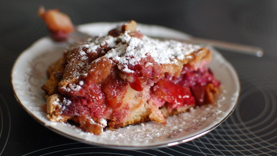 Рецепт шарлотки с ржаной мукой, яблоками и сливой