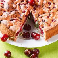 Шарлотка с вишней в мультиварке