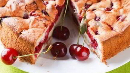 Рецепт Шарлотки с вишней в мультиварке