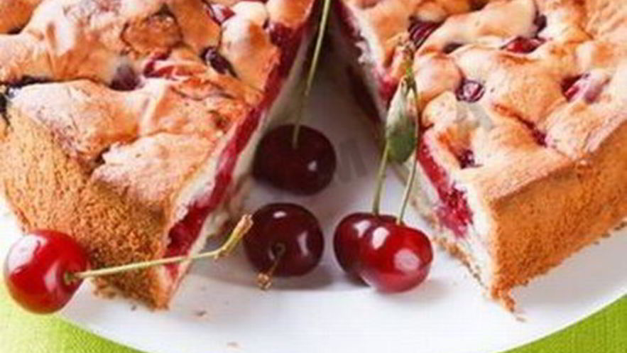 Рецепт шарлотки с вишней в мультиварке