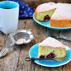 Рецепт Шарлотки с вишней замороженной