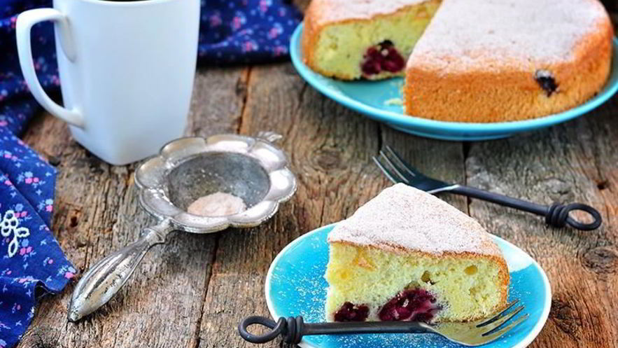 Рецепт шарлотки с вишней замороженной