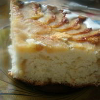 Шарлотка с яблоками и изюмом