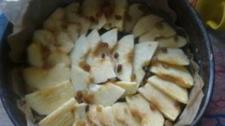 Рецепт шарлотки с яблоками и изюмом