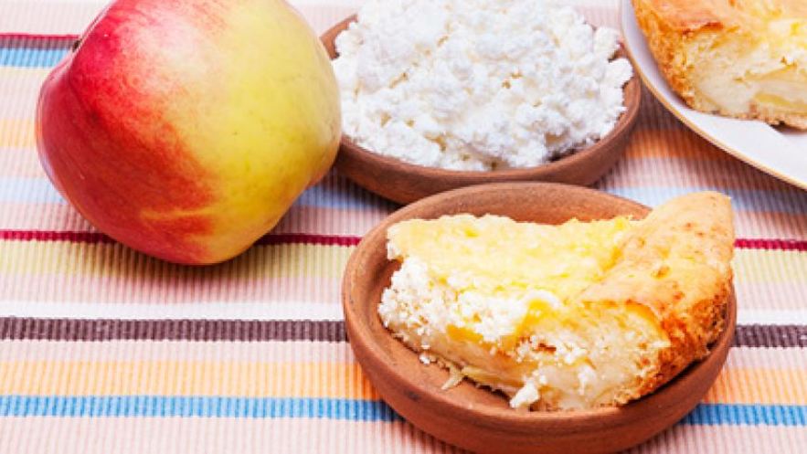 Рецепт шарлотки с яблоками и творогом