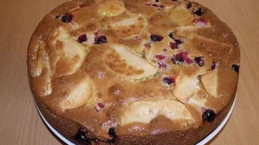 Рецепт шарлотки с яблоком и смородиной