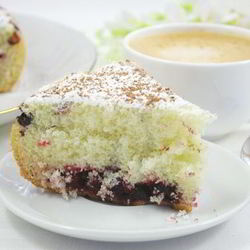 Рецепт Шарлотки с ягодами в мультиварке