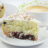 Шарлотка с ягодами в мультиварке