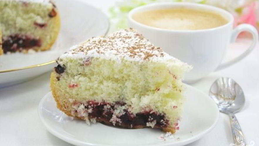 Рецепт шарлотки с ягодами в мультиварке