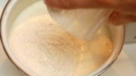 Рецепт шарлотки с замороженными яблоками