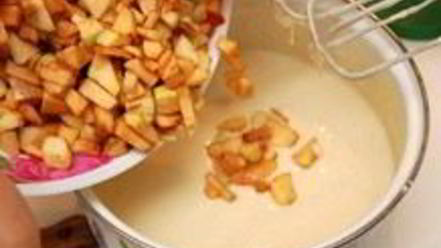 Рецепт шарлотки с замороженными яблоками