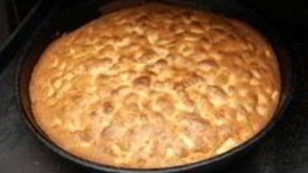 Рецепт шарлотки с замороженными яблоками