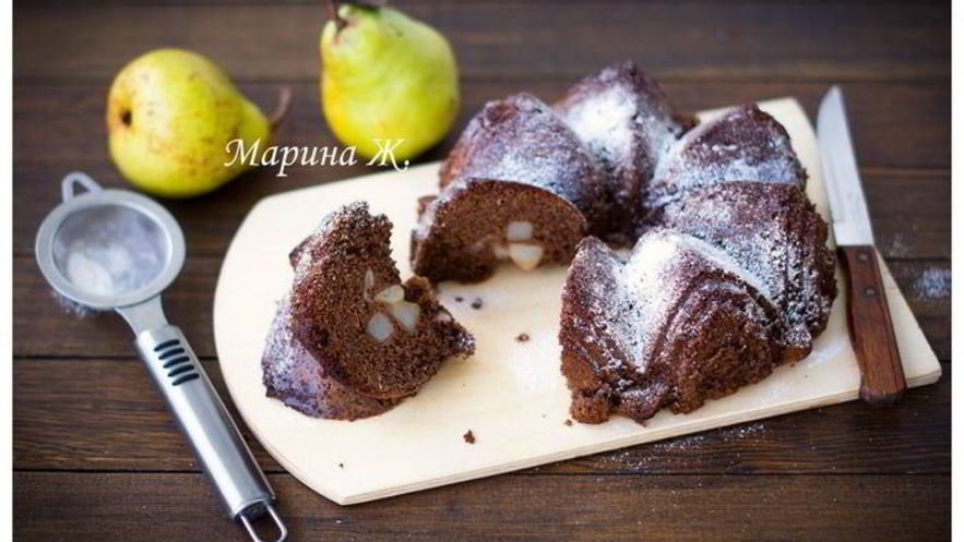 Рецепт шоколадной шарлотки с грушей и корицей