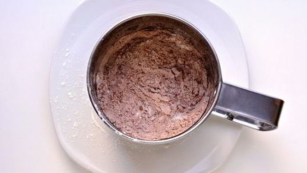 Рецепт шоколадной шарлотки с грушей и корицей