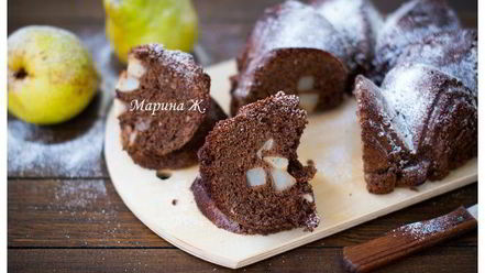 Рецепт шоколадной шарлотки с грушей и корицей